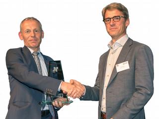 Juryvoorzitter en MMY-winnaar 2006, Herman Aerts (links), overhandigde de prijs aan Bert Pieters van PepsiCo