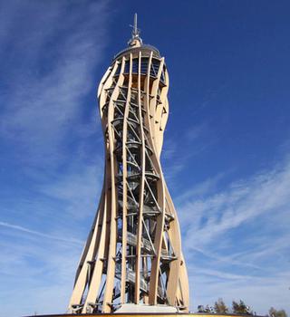 Deze uitkijktoren in Karinthi&euml; (Oostenrijk) heeft een hoogte van ruim 100 meter