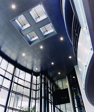 De afvoer van rook- en verbrandingsgassen kan gebeuren door middel van zo&shy;wel natuurlijke afvoer (rookluiken op foto) als door mechanische rookventilatoren