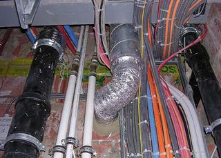 Sanitaire leidingen, HVAC-kanalen en elektriciteitsleidingen moeten frequent door wanden gevoerd worden. Het lastenboek moet duidelijk vermelden hoe dit dient te gebeuren