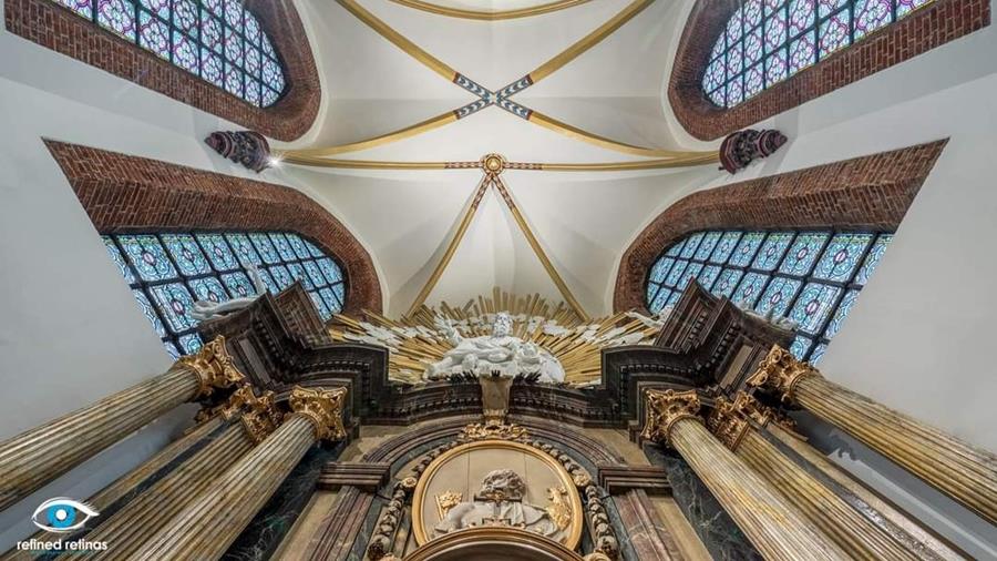 Ornements et autels de l'église colorés au pinceau et à la brosse