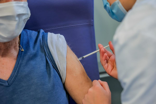 Des médecins devant le tribunal pour fraudes aux vaccins anti-Covid (Le Vif)