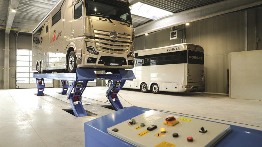 Un pont élévateur semi-ciseaux augmente l'efficacité chez Krismar