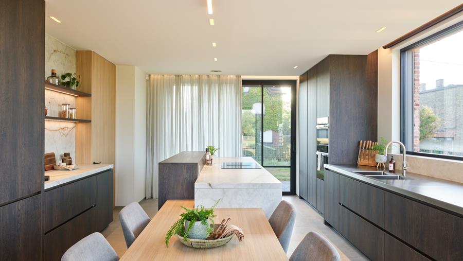 Une cuisine qui marie le bois, la céramique et l'acier inoxydable