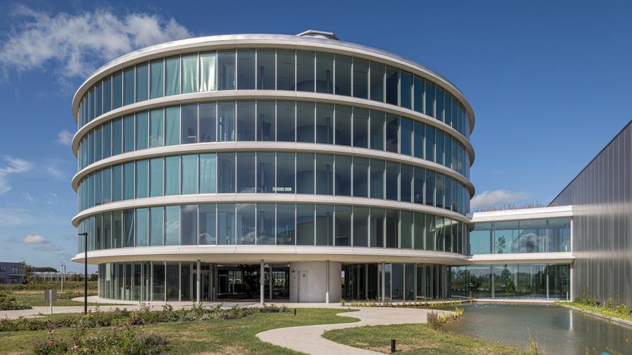 Cirkelvormige gevel met geïntegreerde zonwering