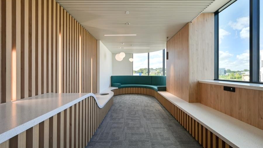 Précision et perfection dans le mobilier sur mesure de Biotech 5