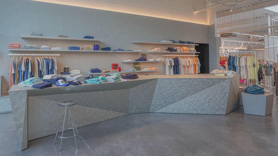 Le placage d'aluminium prend forme dans un meuble de présentation de 550 kg