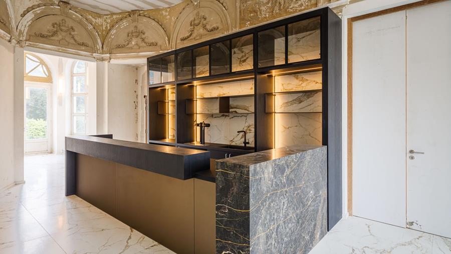 Bar en chêne, marbre et verre comme accroche-regard dans un château