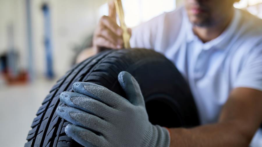 15% des voitures belges roulent avec des pneus à risque