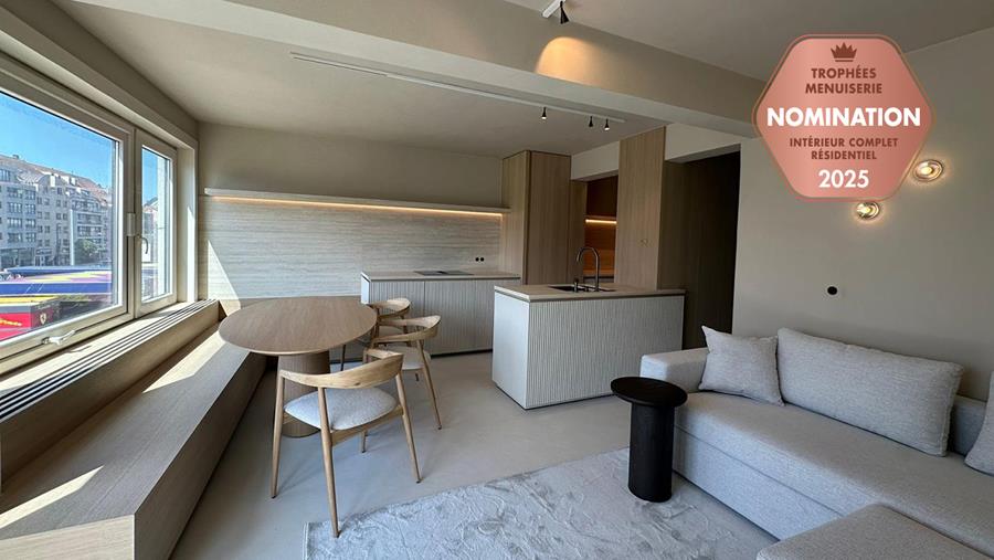 Un logement compact avec des détails sur mesure en chêne