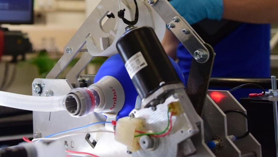 Les premiers respirateurs du FabLab de la VUB produits par Audi Brussels, un projet en collaboration avec Flanders Make