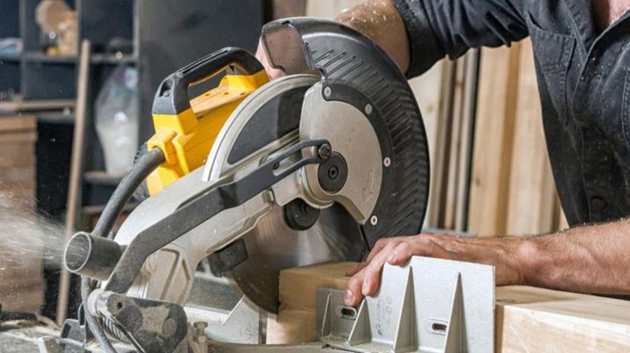 Hoe een afkortzaag kiezen en gebruiken?