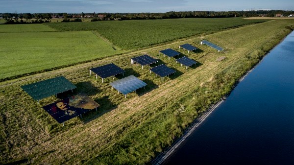Proef met zonnepanelen op dijk bij Ritthem