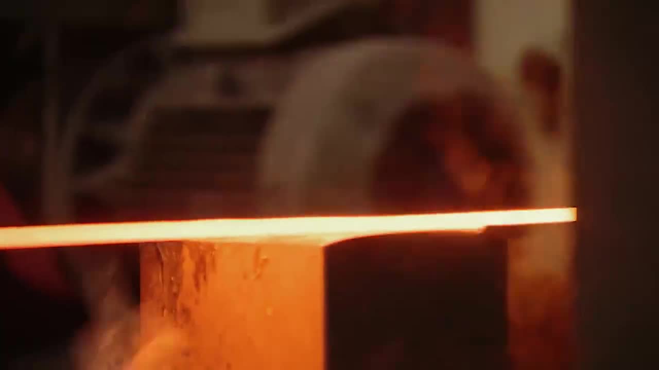 OP BEZOEK BIJ DE SPADENFABRIEK